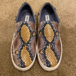 Steve Madden Gills Sneaker in Multi Snake